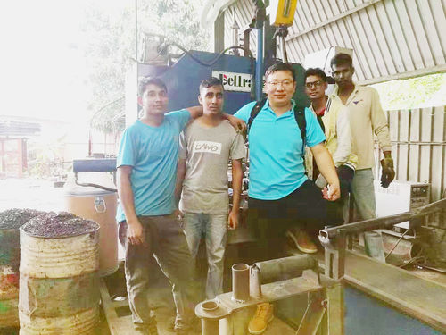 Latest company news about Nhận được lời khen ngợi từ khách hàng Malaysia Trong quá trình lắp đặt máy cột đèn và hoa hồng
