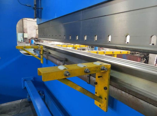 Heavy Duty Metalworking CNC Hydraulic Press Brake với 400L Tank Oil Capacity 200T Max. Áp lực và nhịp điều chỉnh