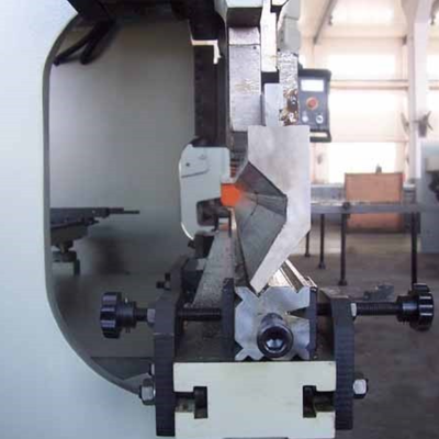 Bấm phanh công cụ đấm và chết thiết lập cho máy uốn CNC thủy lực