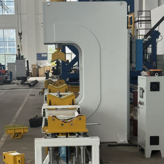 Máy nắn thẳng cột thủy lực lực nặng 630KN với chiều dài xử lý 4000mm và điều khiển từ xa không dây