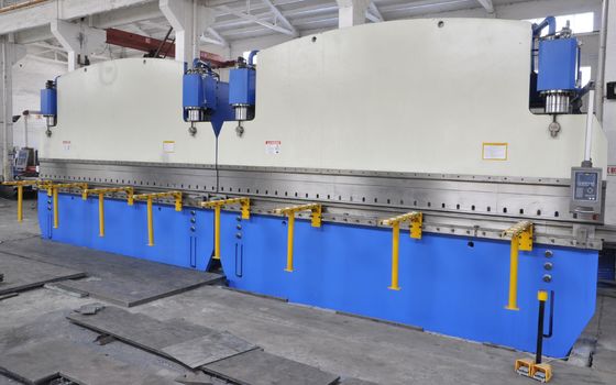 CNC Tandem Bấm phanh 1600 tấn lực lượng lao động, làm cho cao cột và một cột